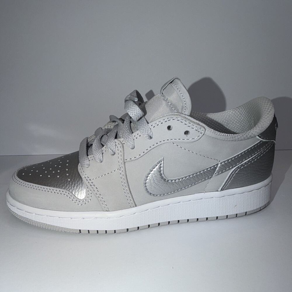 Jordan Air Jordan 1 Retro Low OG (GS) Low Top Lace-Up Grey/Silver/White Kids 5Y